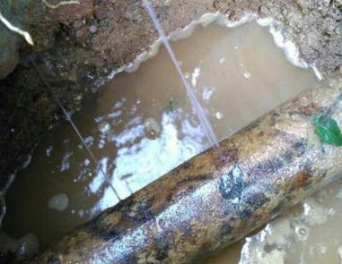 绥棱楼顶渗水维修公司分享下地暖漏水的原因及检测方法。